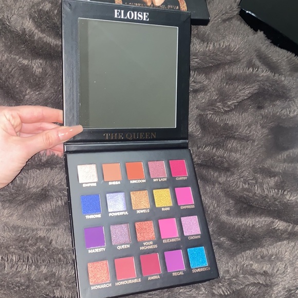 Other - 🪿Eloise Makeup Eloise The Queen Eyeshadow Palette!